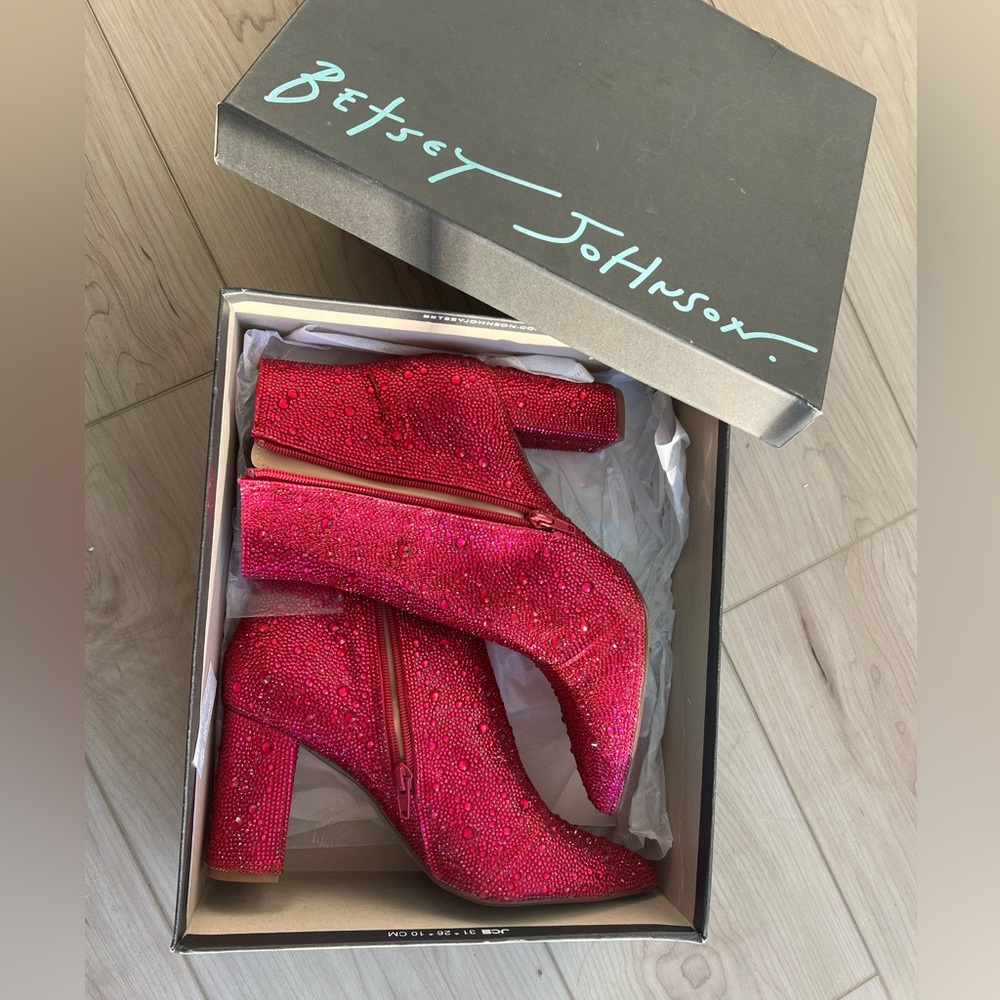 NWT Betsey Johnson Fuchsia pink rhinestone heeled boot